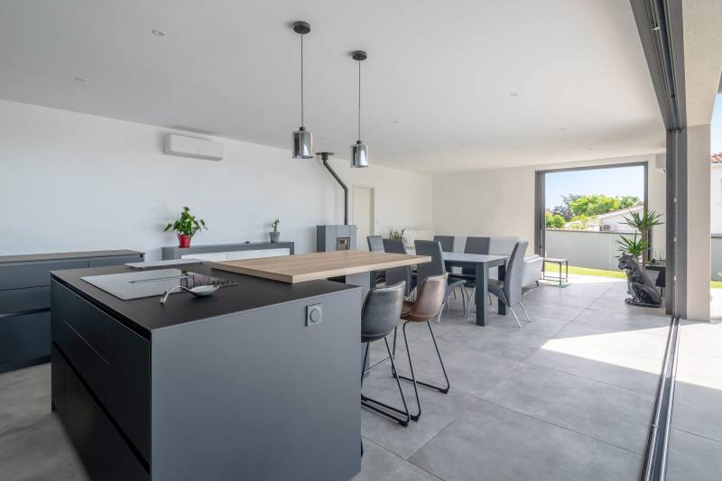 Maison contemporaine à Givors avec cuisine ouverte sur le séjour